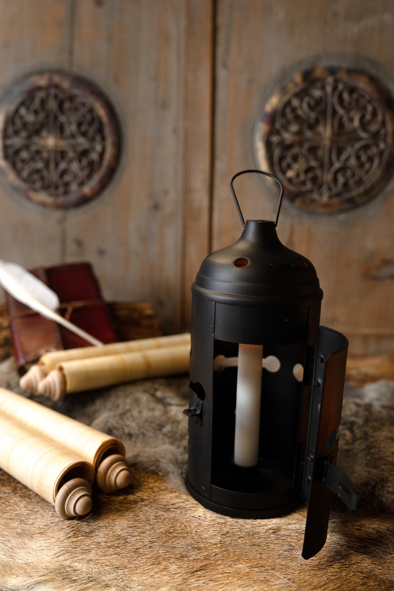 Lantern with cross opening