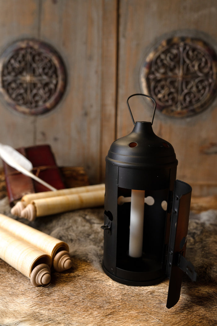 Lantern with cross opening