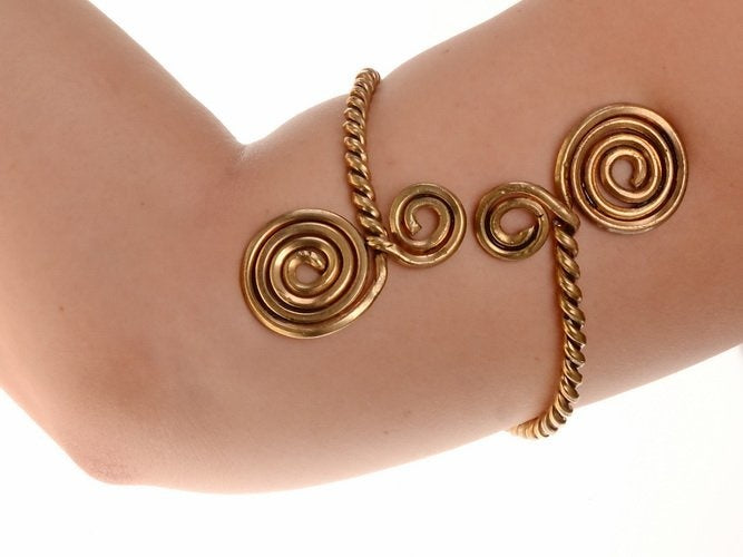 Bracciale celtico da braccio con spirali, bronzo argentato