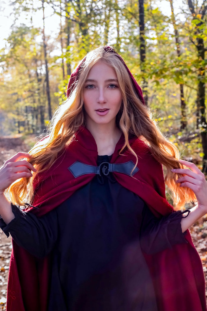 Embroidered cloak Damia with fibula, red, wool mix
