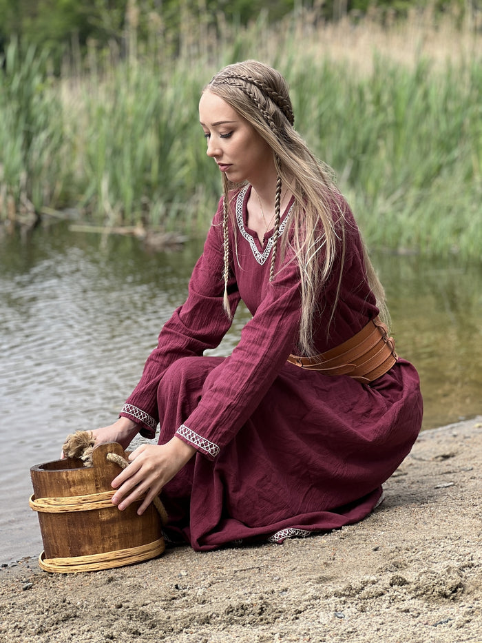 Early medieval dress Aelswith, red