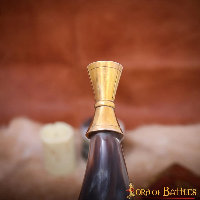 Wikiński róg sygnałowy z mosiężnym ustnikiem