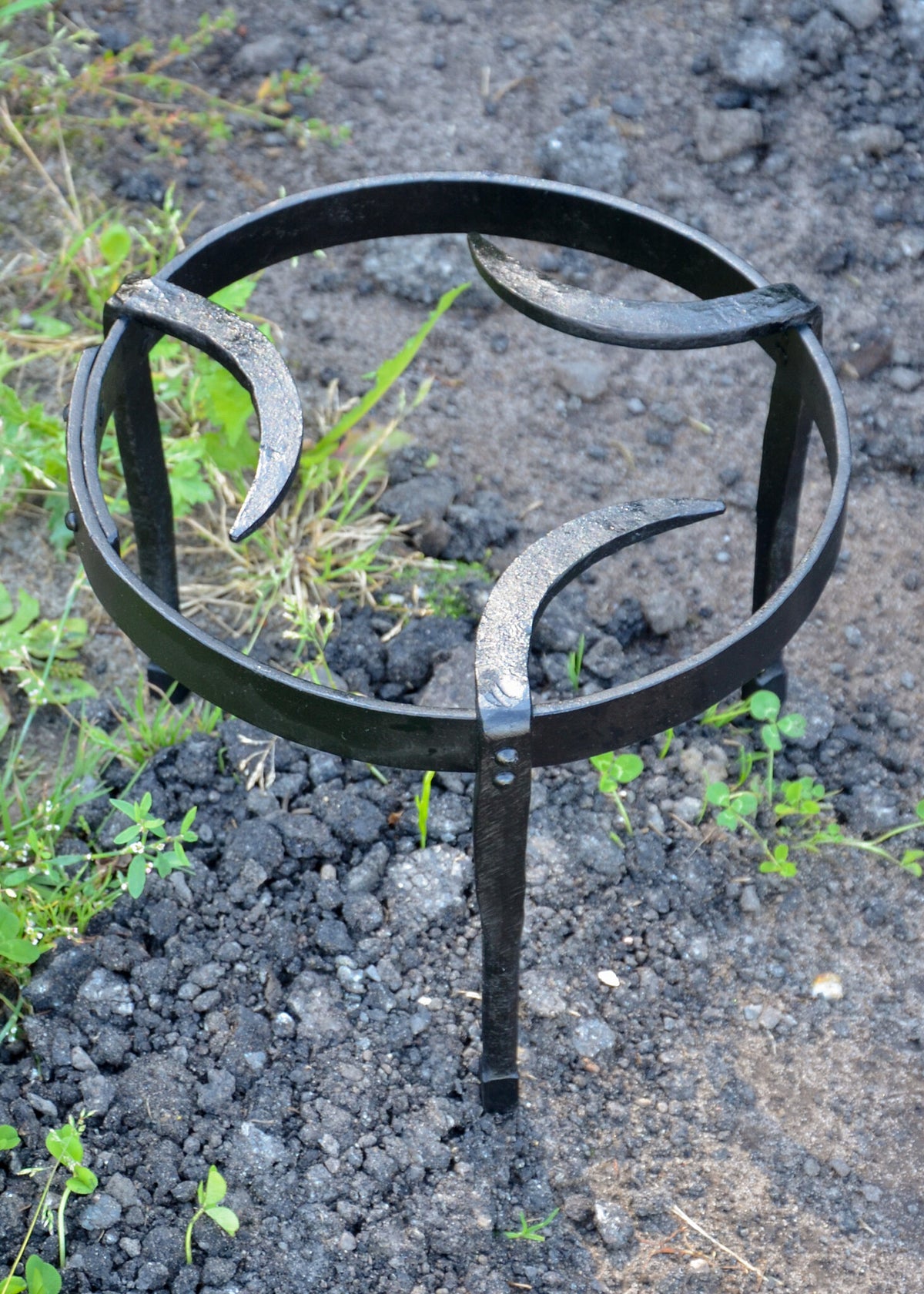 Medieval tripod 25 cm