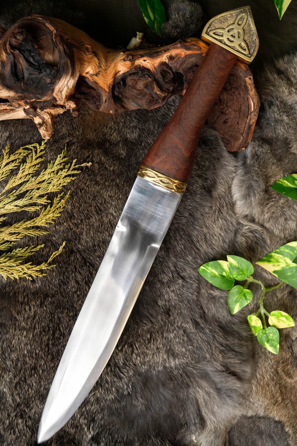 Triquetra seax with wooden handle, semi-sharp