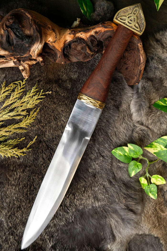 Triquetra seax with wooden handle, semi-sharp
