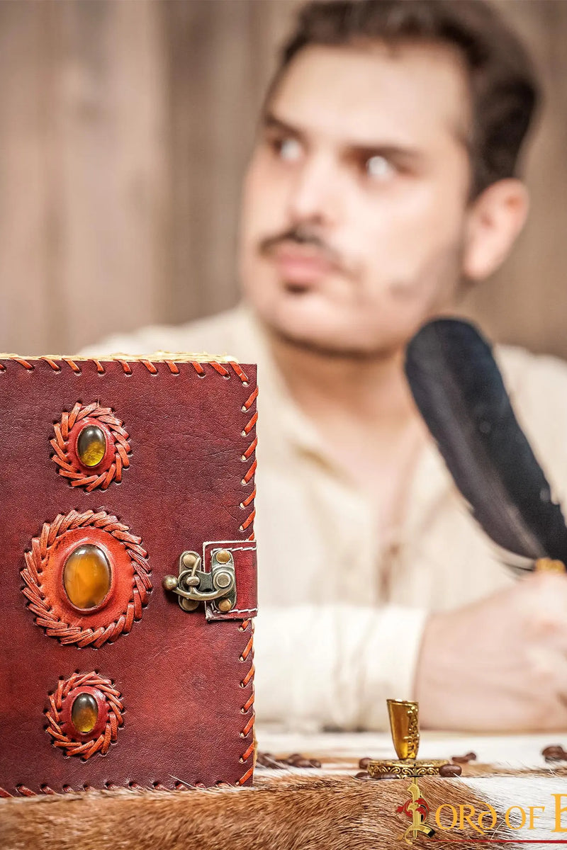 Läderdagbok med stenar