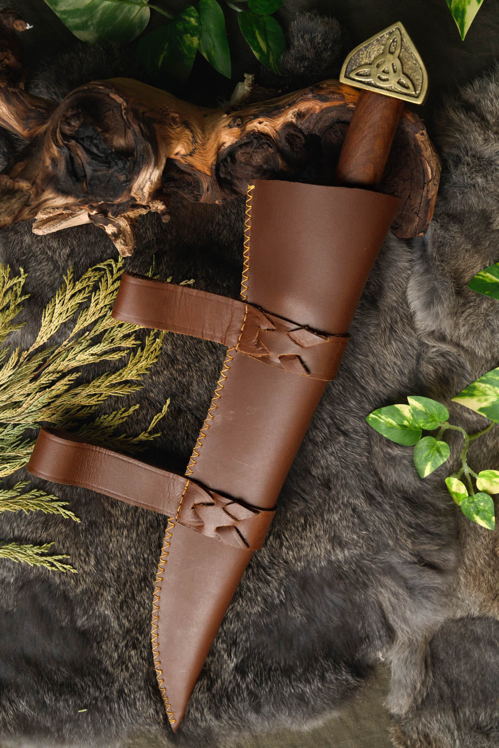 Triquetra seax with wooden handle, semi-sharp