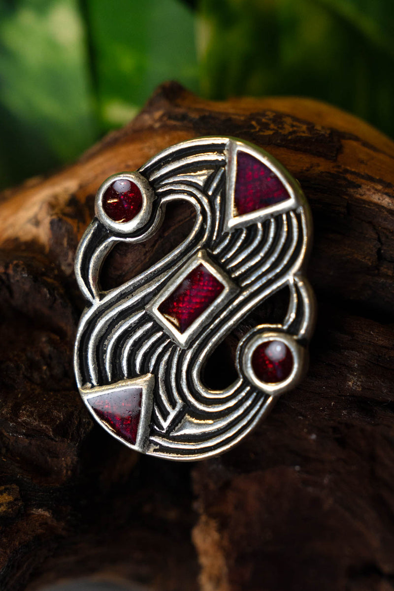 Senmerovingisk S-fibula, forsølvet bronze