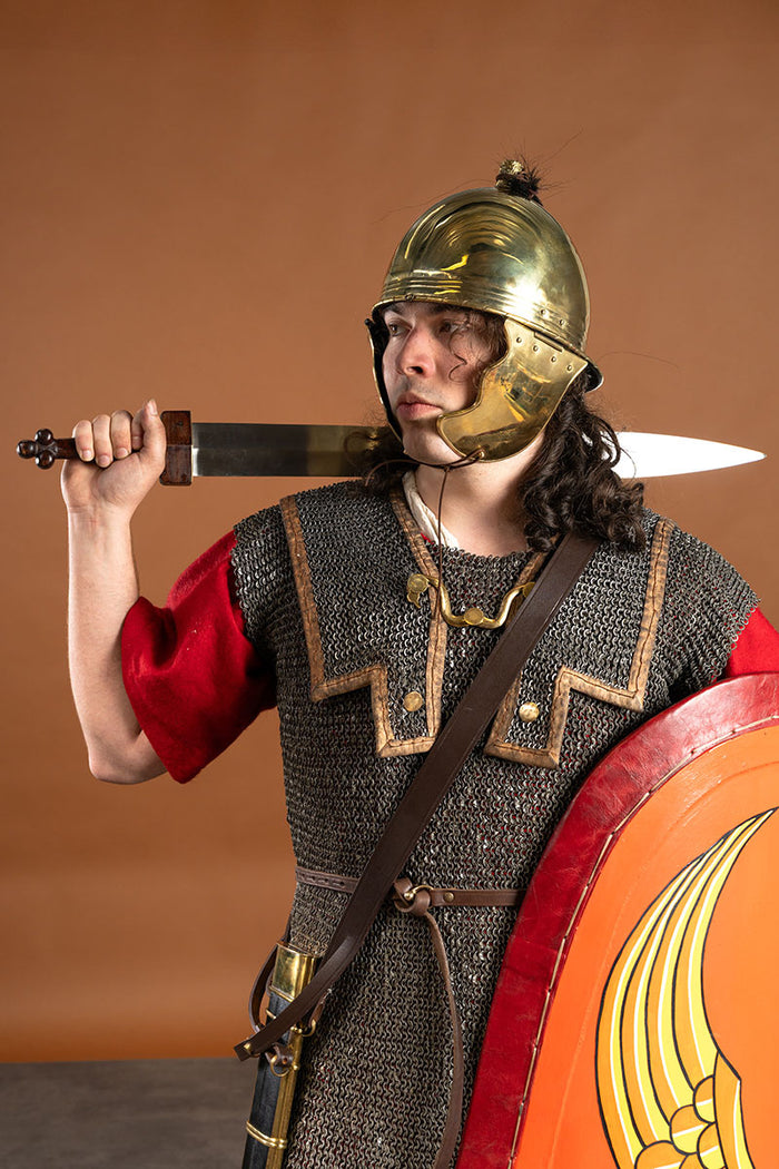 Leather shoulder strap for swords