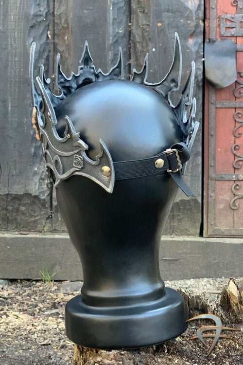 Latex tiara with skulls