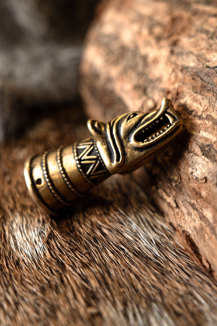 Drinking horn decoration with wolf head, brass