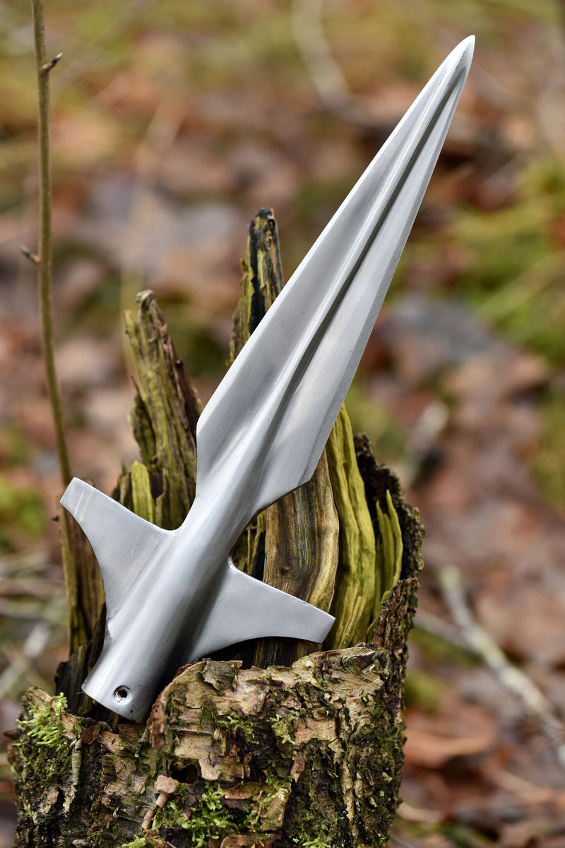 Tidigt medeltida vingad spjutspets, ca 28,5 cm, halvscharp