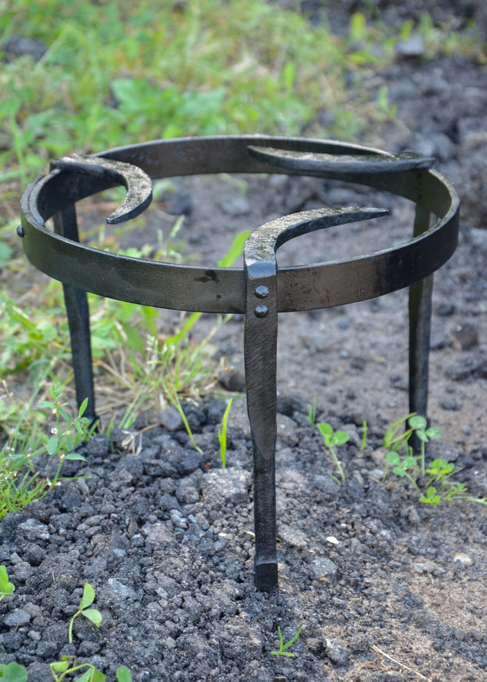 Medieval tripod 25 cm