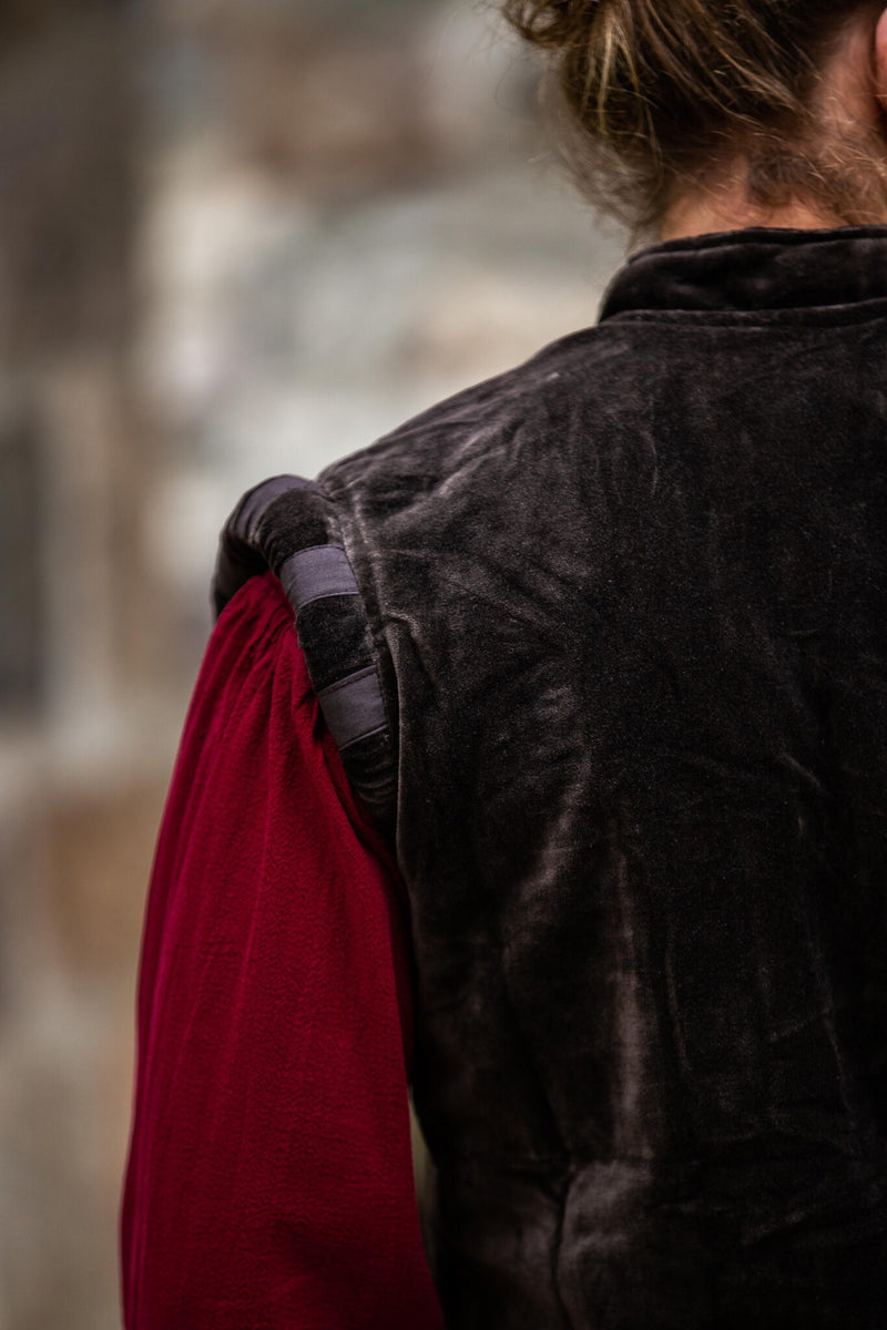 Fluwelen doublet met metalen knoopjes, bruin