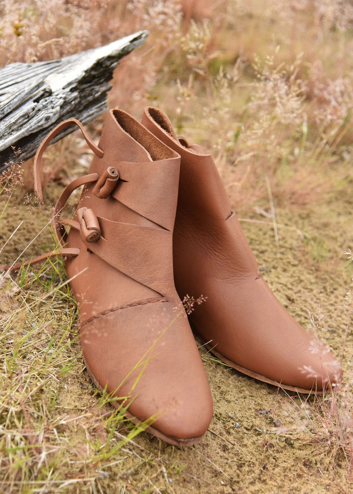 Viking shoes Jorvik with nails, light brown