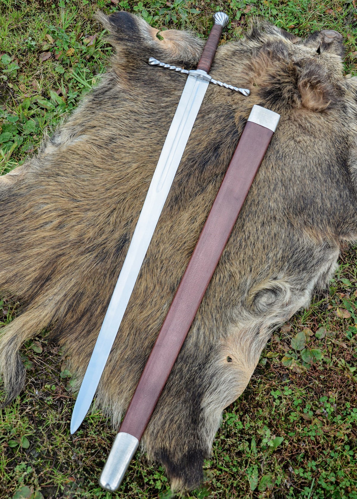 Hand-and-a-half sword Oakeshott type XVa, semi-sharp