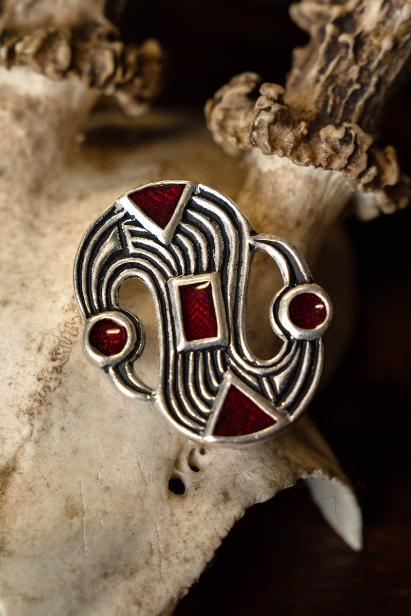 Senmerovingisk S-fibula, forsølvet bronze