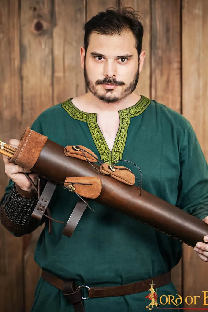 Quiver with pouches