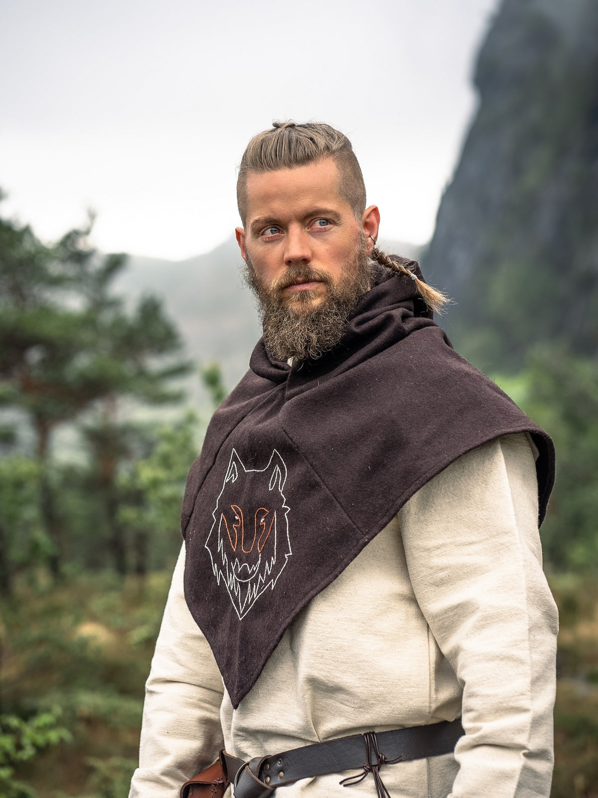 Skjoldehamm hood Halfdan with wolf, brown, wool mix