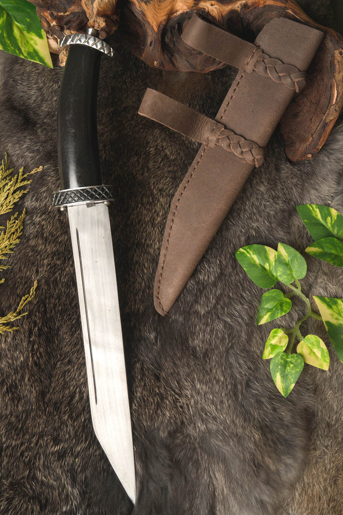 Dark short seax, semi-sharp