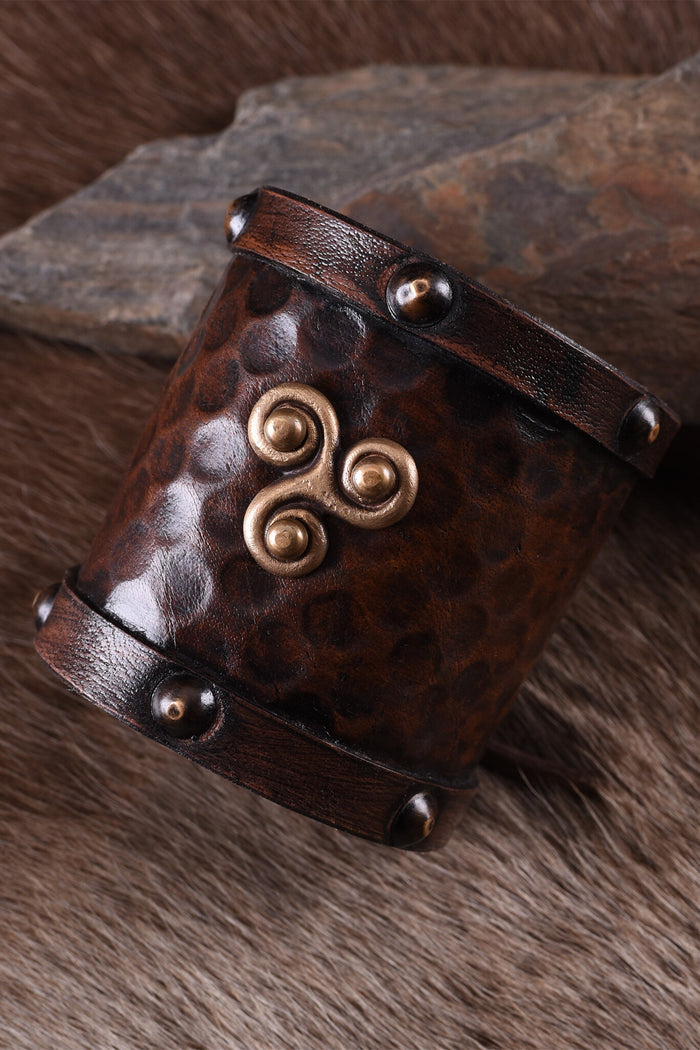 Bracelet Celtic triskelion, leather
