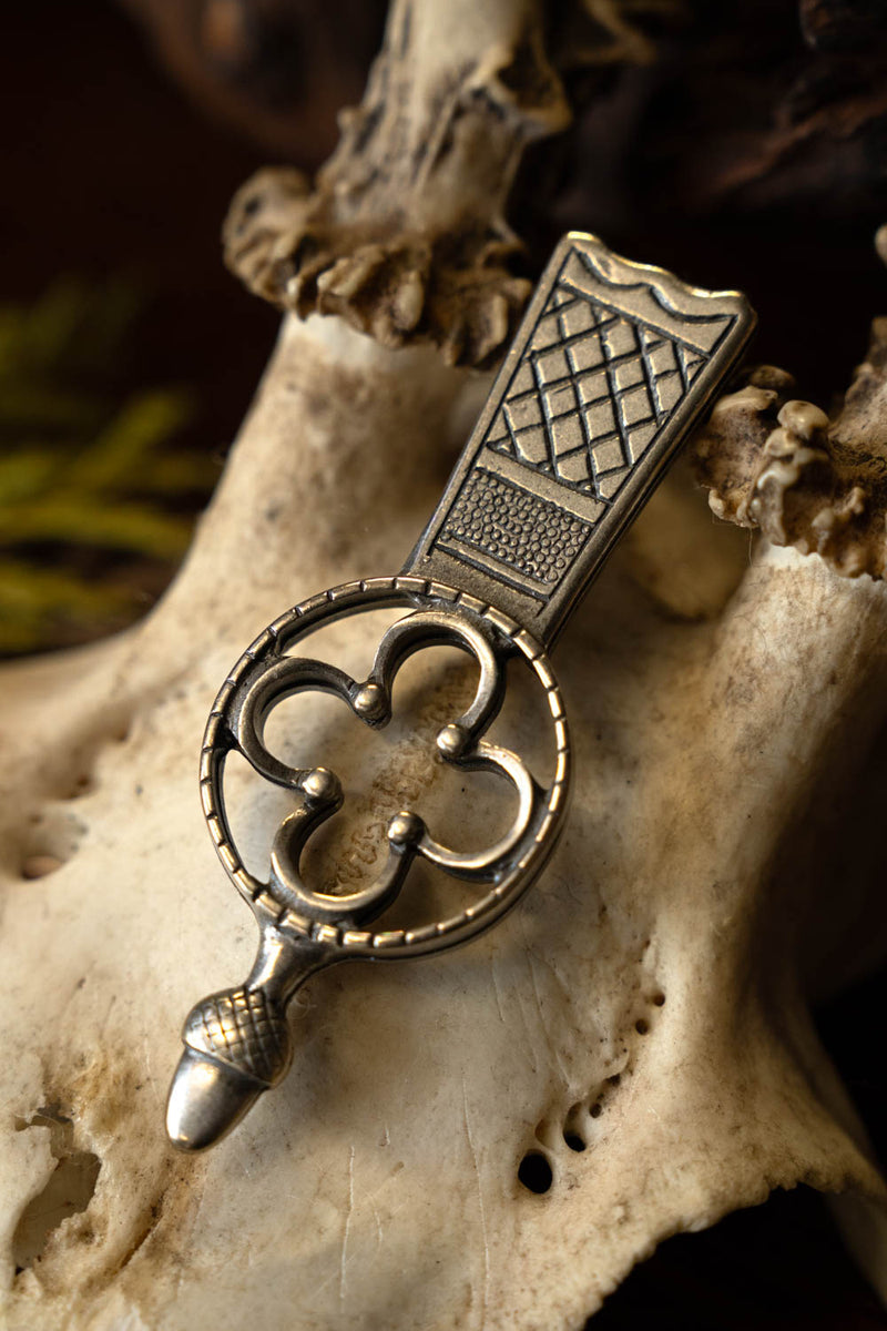 Terminal de cinturón medieval Museum of London, plateado