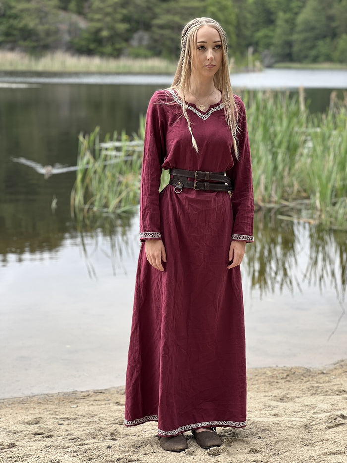 Early medieval dress Aelswith, red