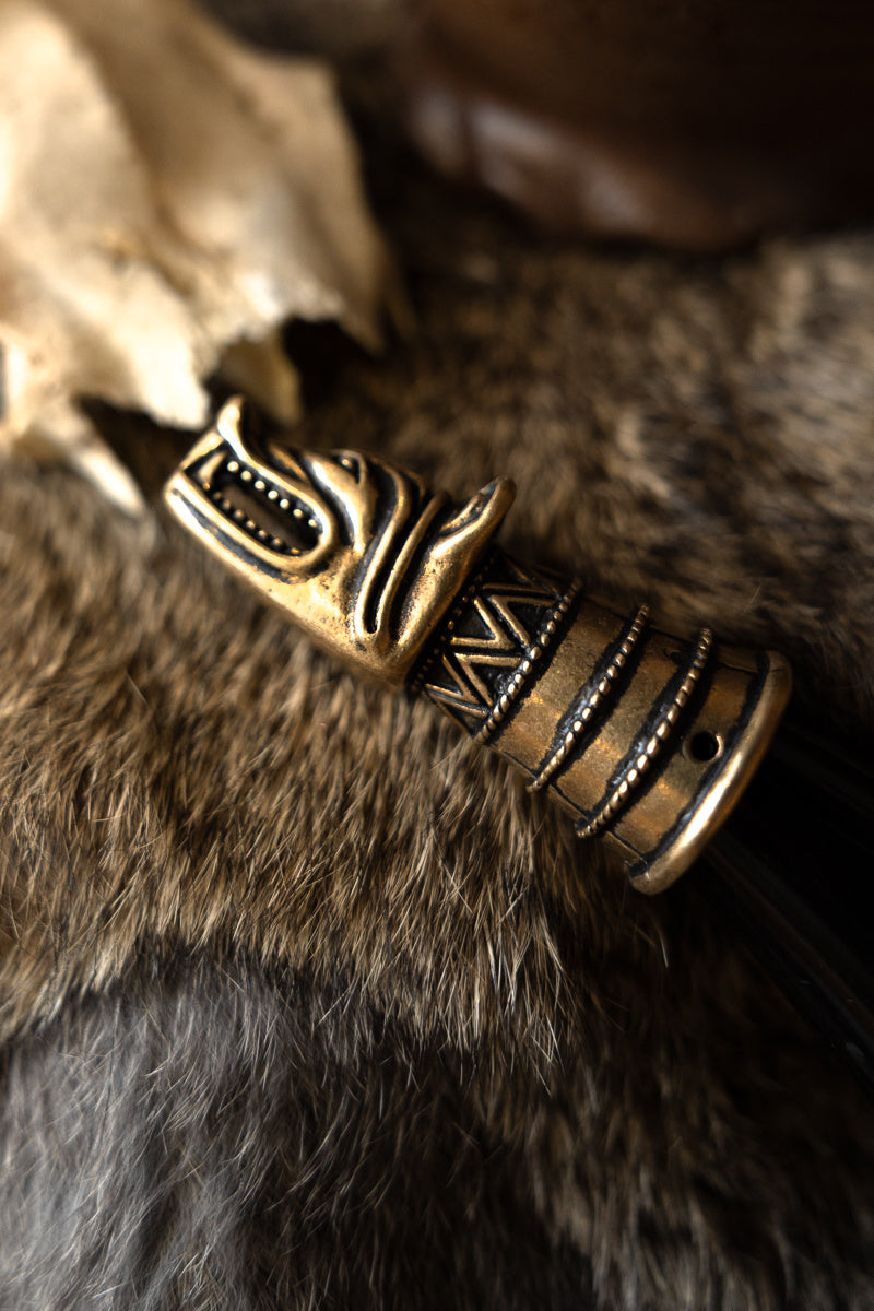 Drinking horn decoration with wolf head, brass