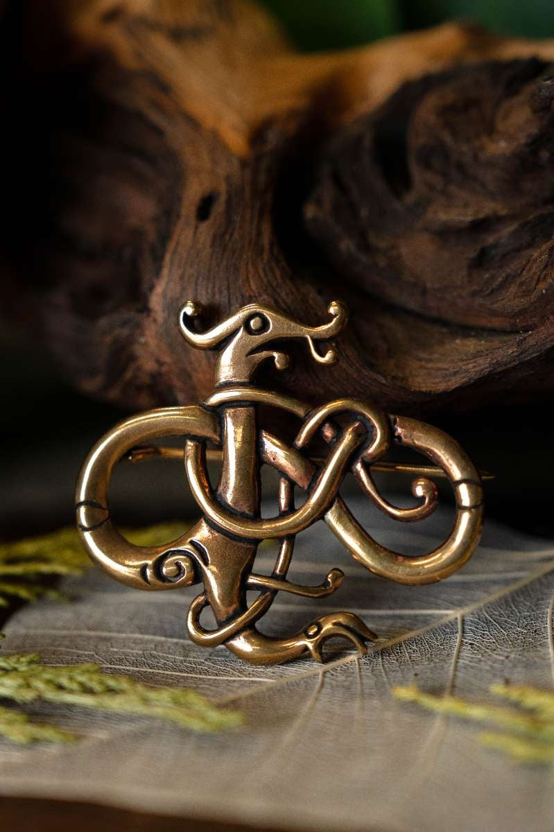 Urnes-stil dragebroche, messing