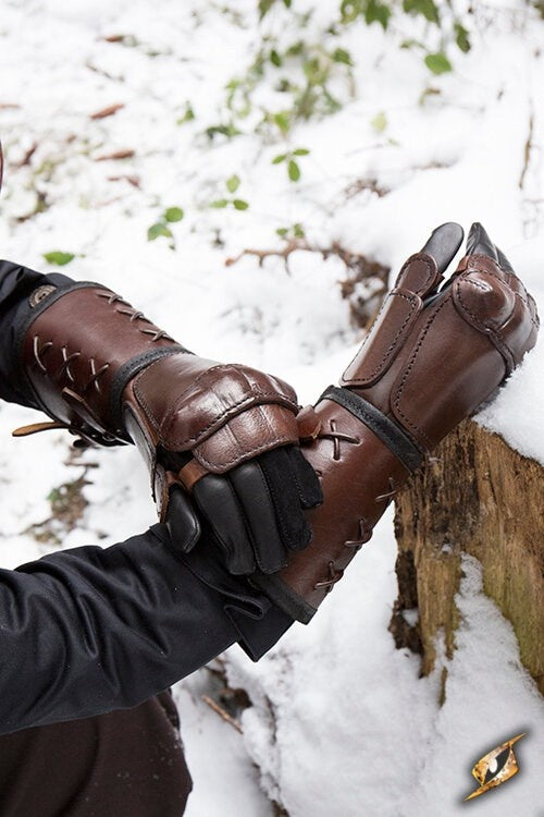 Leather gauntlet, Right hand