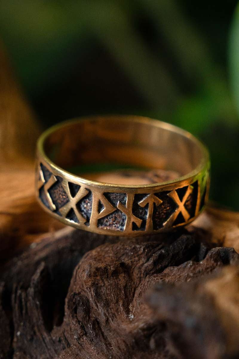 Pierścień runiczny, brąz