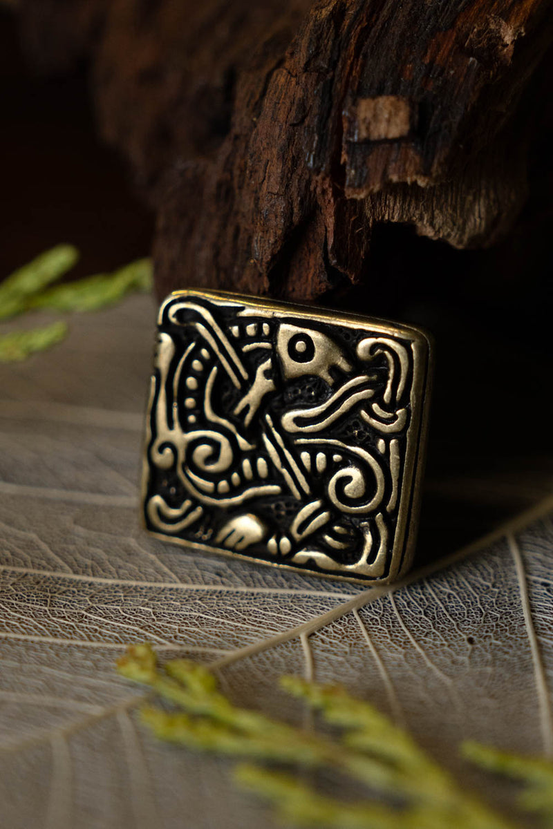 Belt fitting backward-looking animal