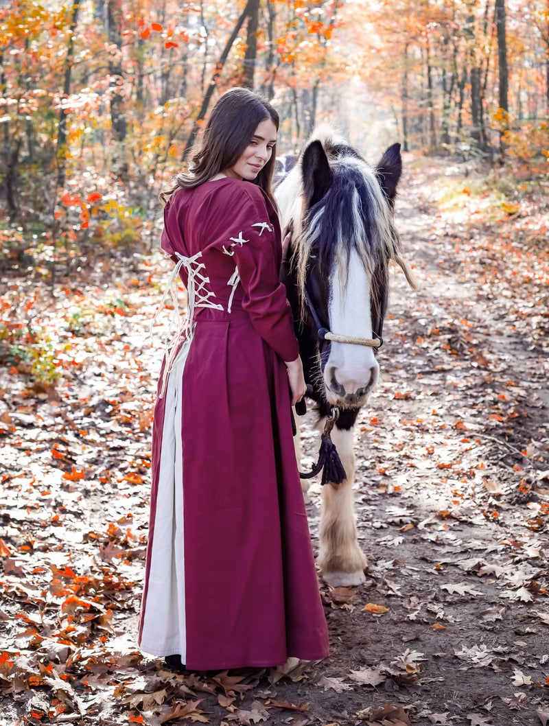 Medeltida klänning Larina, röd natur