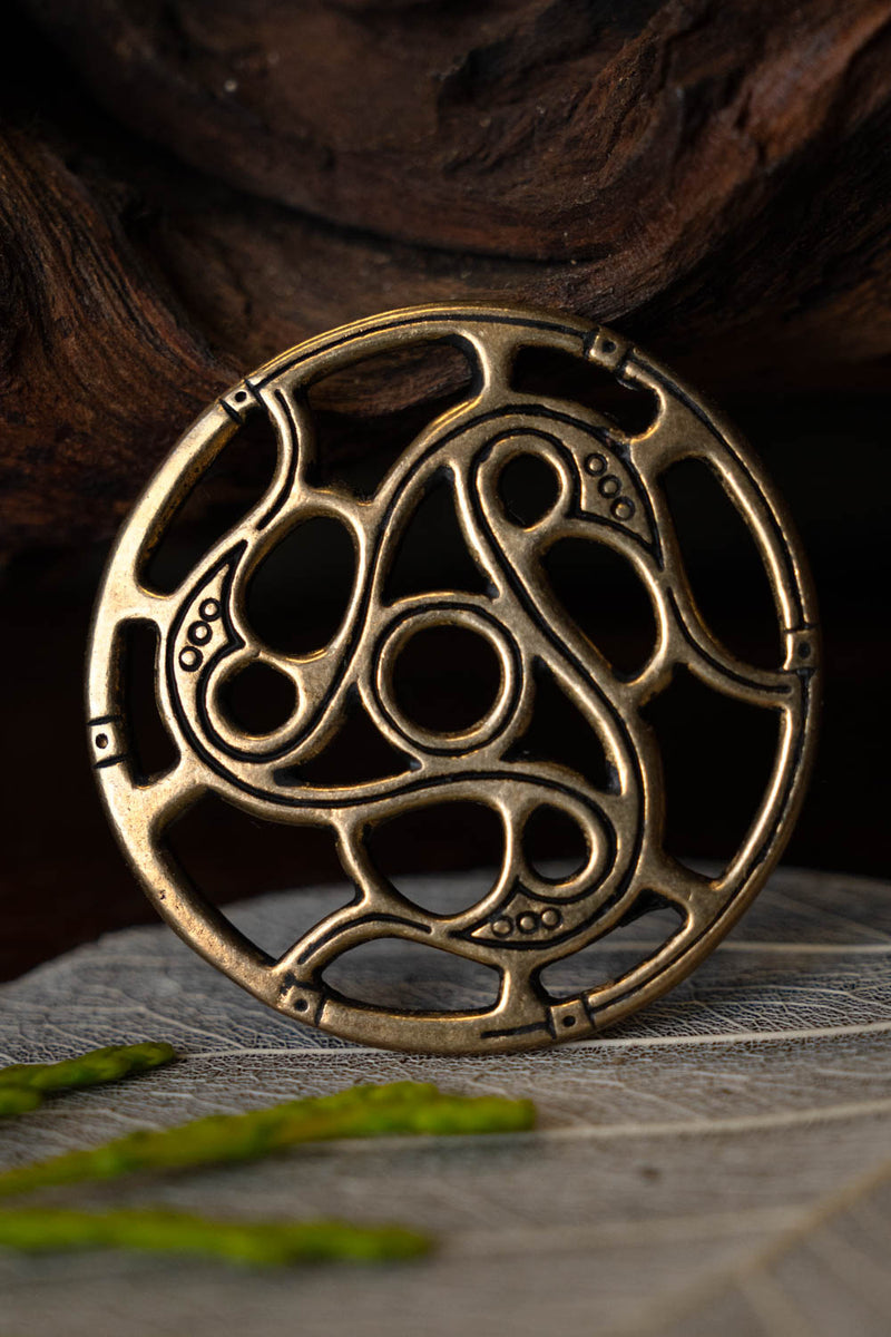 Disco ornamentale Trisquelion, periodo Vendel, bronzo