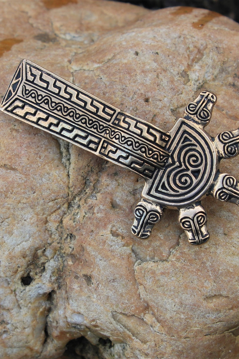 Merovingisk stigbygelfibula, brons