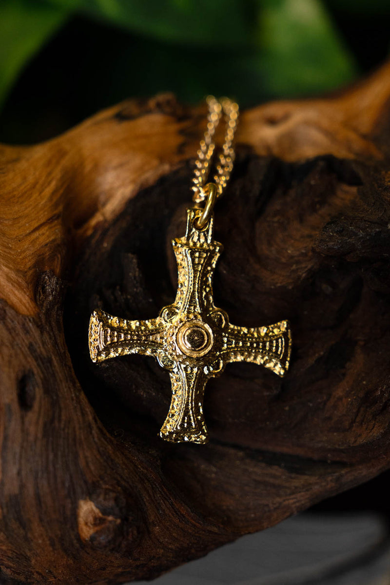 Krzyż Cuthberta z Lindisfarne, cyna pozłacana