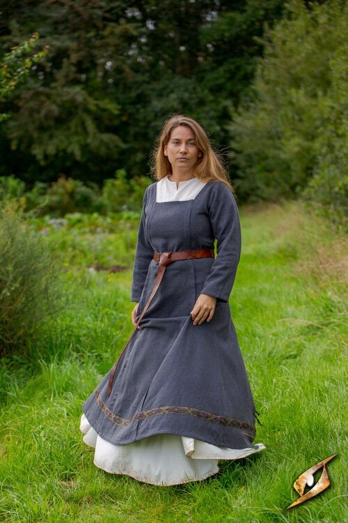 Medeltida klänning Estrid med fiskbensmönster, mörkgrå