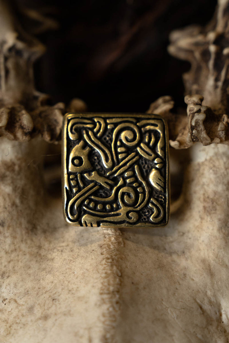 Belt fitting backward-looking animal