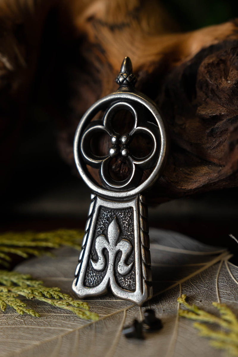 Terminal de cinturón medieval de cuatro lóbulos, plateado