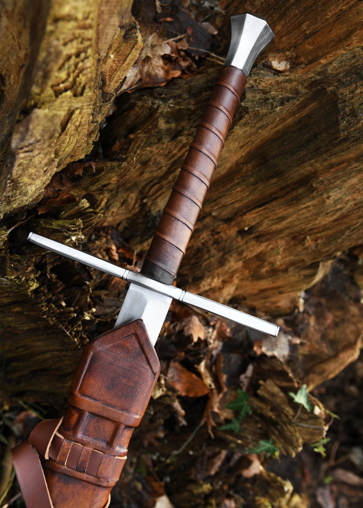Two-handed sword with scabbard, blunt (battle-ready)
