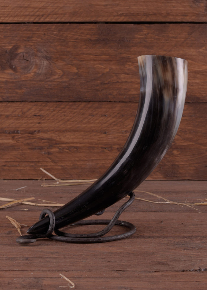 Round drinking horn holder