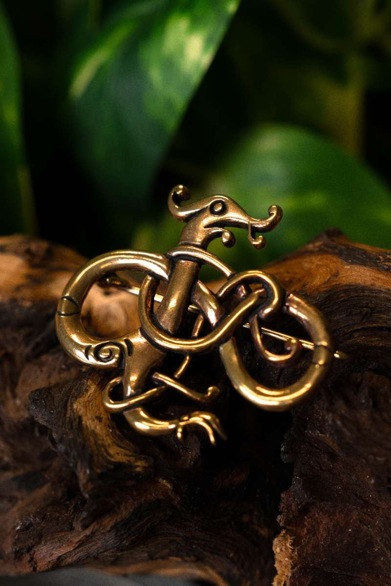 Urnes-stil dragebroche, messing