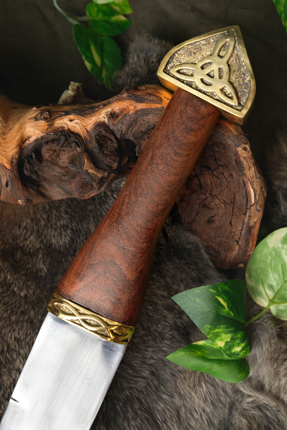 Triquetra seax with wooden handle, semi-sharp
