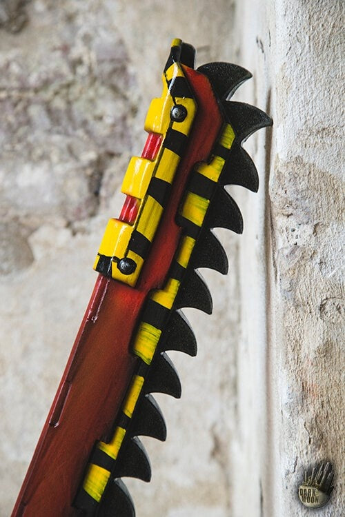 Épée tronçonneuse, arme en mousse