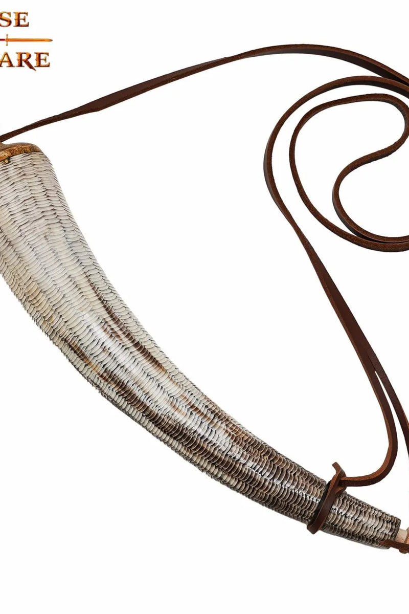 Corno da polvere inciso