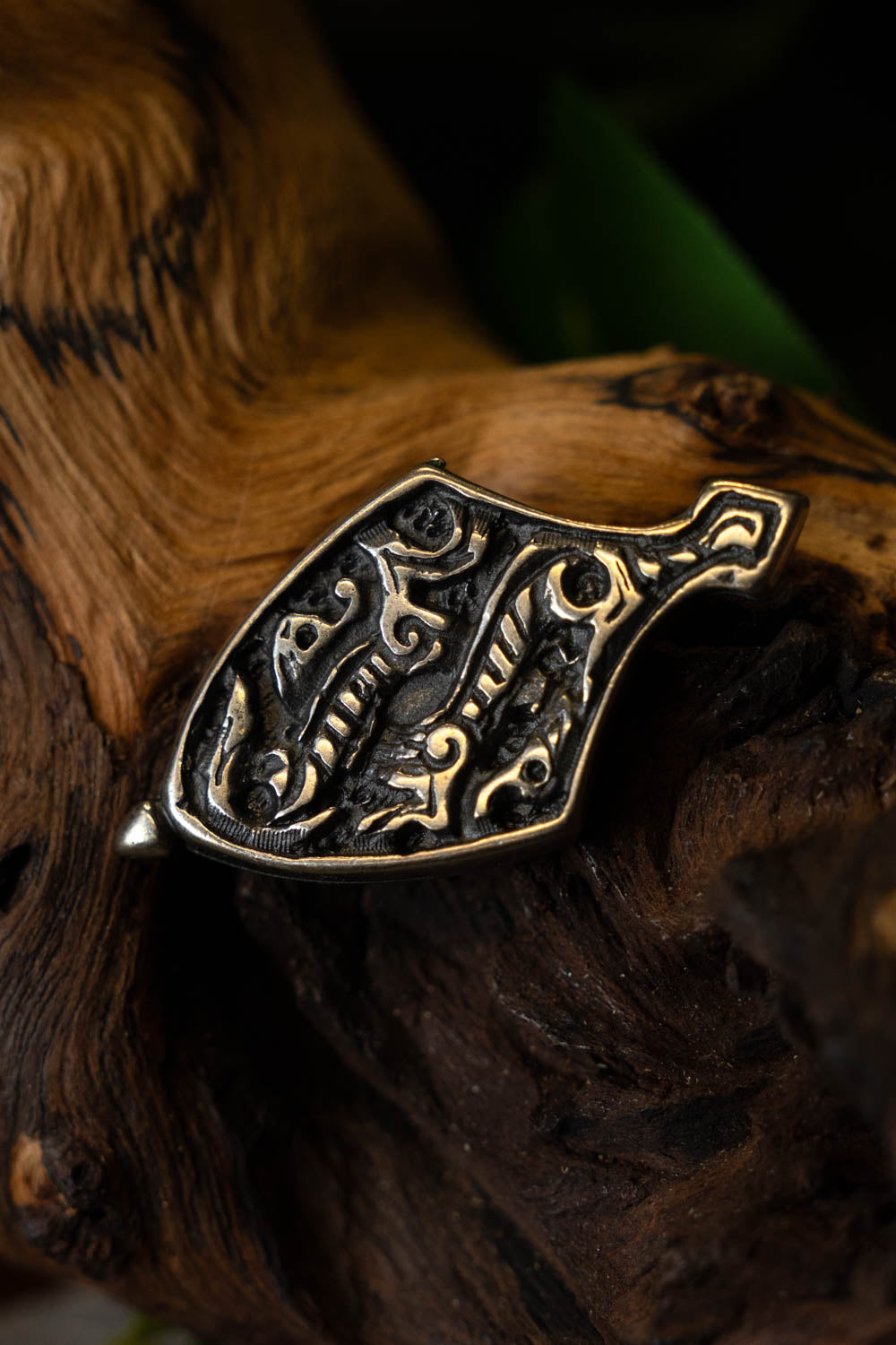 Belt end ribbon-animals, bronze colour