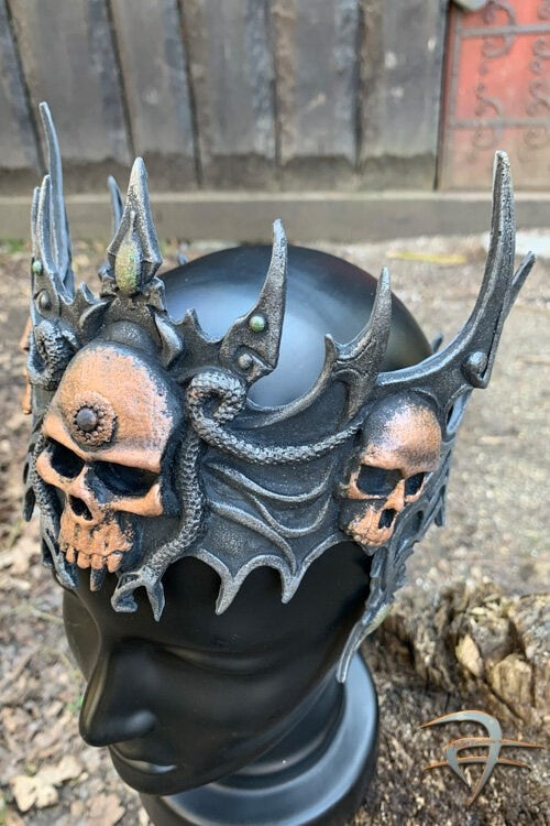 Latex tiara with skulls
