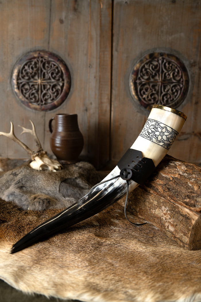 Drinking horn Freya with leather holder, 300-500 ml