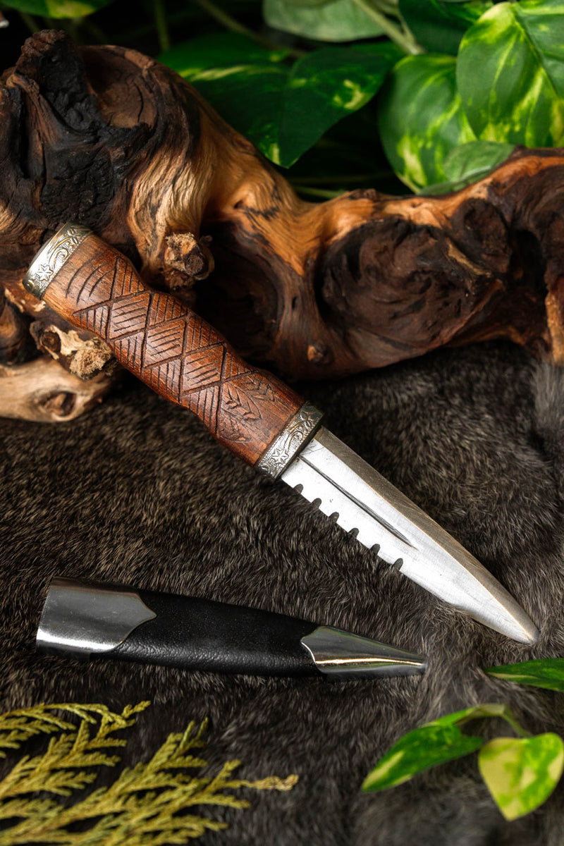 Sgian dubh, półostry