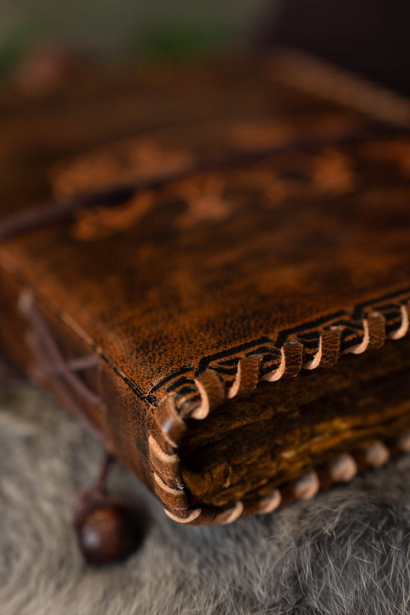 Libro in pelle con cinghiale celtico